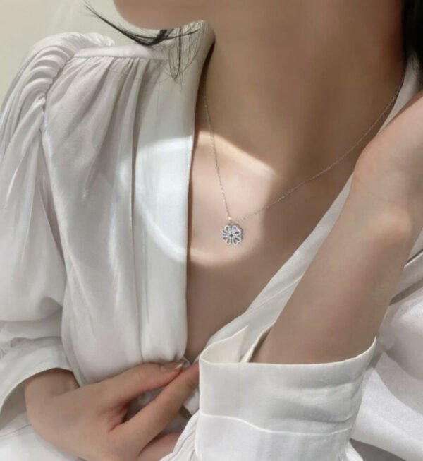 Retro Heart Four Leaf Clover Pendant Necklace – Women’s Openable Choker..